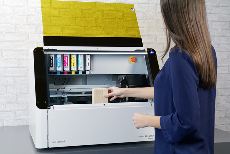 上海納艾升攜手RolandDG與上海海事大學(xué)聯(lián)袂亮相建平中學(xué)“建平杯”，AI智能小車賽道點(diǎn)燃科技熱情